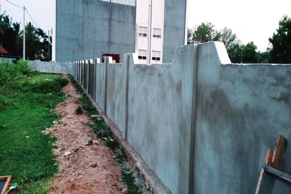 கிளிநொச்சி பாடசாலை மைதான சுற்றுமதில் ஏன் இப்படி! இது முறைகேடு இல்லையா | Kilinochchi School Around The Wall Malpractice
