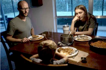 'பிறந்ததும் இறந்துவிடும்' குழந்தையின் மரணத்திற்காக காத்திருக்கும் தம்பதி! கருக்கலைப்பு சட்டத்தால் வேதனை