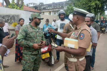 வவுனியாவில் மோட்டார் சைக்கிளை மோதிய இராணுவ பேருந்து - ஒருவர் வைத்தியசாலையில் (Photos)