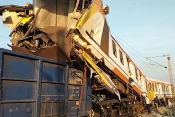 சரக்கு ரயில் மீது பயணிகள் ரயில் மோதி விபத்து - 6 பேர் பலி - என்ன நடந்தது?