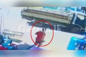 වෙන්න ගිය විශාල අනතුරක් වැලැක්වූ තරුණයා..(VIDEO)