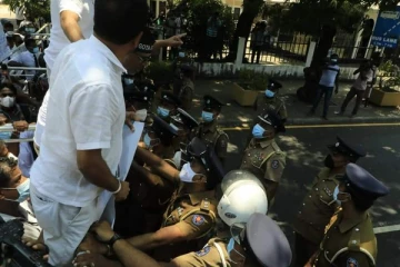 சகல முயற்சியும் தோல்வியில் முடிவு: அரசை ஆட்டம் காணவைத்த மக்கள் (Photos)