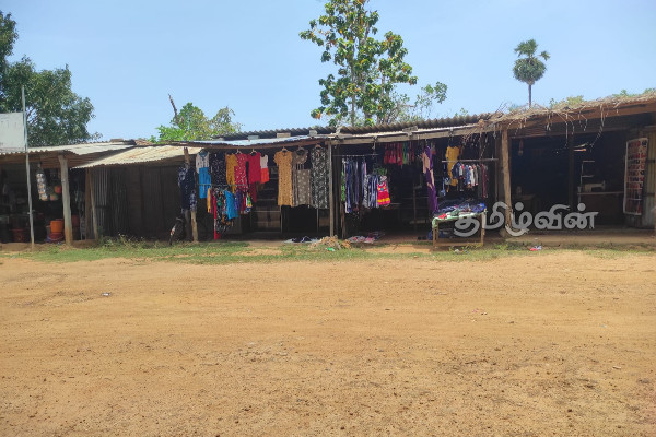 புதுக்குடியிருப்பு சந்தை வியாபாரிகளை பாதிப்பிற்குள்ளாக்கும் நடைபாதை வியாபாரிகள் (photos) | Complaint By Puthukkudiyiruppu Shopping Traders