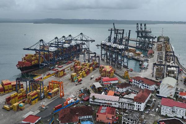 சர்வதேச வர்த்தக வட்டாரத்தில் பெரும் பதற்றம்! முக்கிய துறைமுகங்களை கைப்பற்றி நுழைந்த அதிகாரிகள் | Panama Seizes Two Key Ports From Hong Kong Group