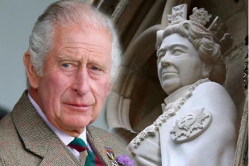 மரணத்திற்குப் பின், ராணி எலிசபெத்தின் முதல் சிலையை திறந்து வைத்த மன்னர்