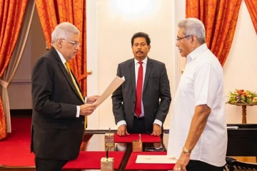 சற்று முன் நிதியமைச்சராக பதவியேற்றார் ரணில் விக்ரமசிங்க