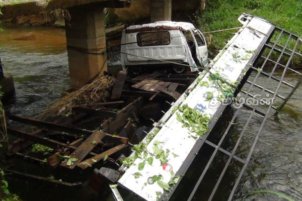 நாவலப்பிட்டியில் லொறி விபத்து: சாரதி படுகாயம் | Lorry That Had An Accident In The Kadialena River
