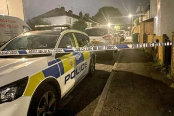 பிரித்தானியாவில் பயங்கரம் : வீடொன்றிலிருந்து 03 குழந்தைகள் மற்றும் ஆண் ஒருவரின் சடலம் மீட்பு