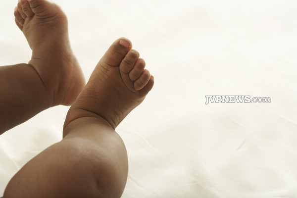 காரில் இருந்து வீசப்பட்ட 10 மாத குழந்தை; தாயின் பரிதாப நிலை | 10 Month Old Baby Thrown From Car