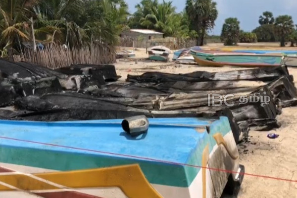 யாழ் - பருத்தித்துறையில் விசமிகள் நாசகார செயல் (படங்கள்) | Jaffna Nagarkovil 10 Boats Set On Fire