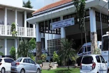 கிளிநொச்சியில் வாள்வெட்டுக்கு இலக்கான இளைஞரொருவர் வைத்தியசாலையில் அனுமதி