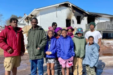 என் மகனை சாகவிடமாட்டேன்... பற்றியெரியும் வீட்டுக்குள் சிக்கிய மகனுக்காக பாசமிகு தாய் செய்த செயல்