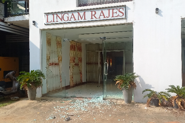 யாழ். நல்லூரில் விடுதிக்குள் புகுந்து அடிதடி - மூவர் கைது..! | Trespassing And Attack In Jaffna Hotel