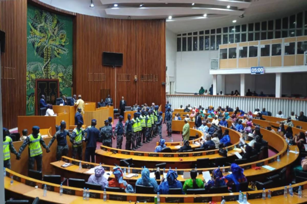 ஓரினச்சேர்க்கைக்கு எதிரான சட்டத்தை கடுமையாக்கியது செனகல் நாடாளுமன்றம்! | Senegalese Parliament Anti Homosexuality Law