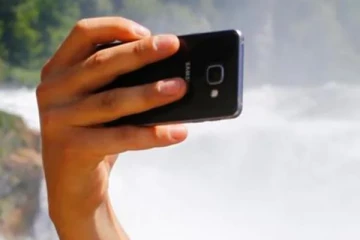 செல்பி மோகத்தால்.. சுமார் 140 அடி பள்ளத்தில் தவறி விழுந்த இளைஞர்! பின்னர் நடந்த அதிசியம்