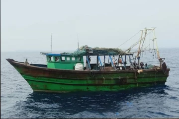 சோமாலிய கடற்கொள்ளையர்களின் கடத்தப்பட்ட இலங்கையின் மீன்பிடி படகு