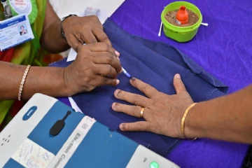 மதுராந்தகம், தாராபுரம் வாக்குப்பதிவு ஆரம்பம்; பரபரப்பில் தமிழகம்!
