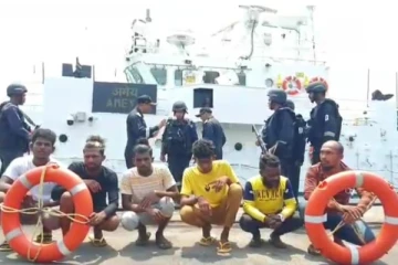 தமிழக கடற்படையினரால் கைது செய்யப்பட்ட இலங்கை கடற்தொழிலாளர்கள்(Photos)