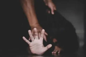 கணவர் முன்னே மனைவிக்கு கூட்டு பாலியல் வன்கொடுமை - பகீர் சம்பவம்!