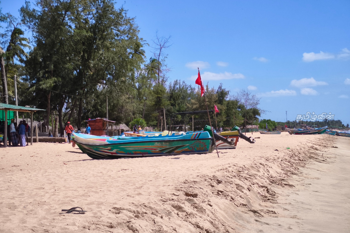 நிலாவெளி கடற்கரையை நோக்கி வரும் சுற்றுலாப் பயணிகள் | Tourists Heading Towards Nilaveli Beach
