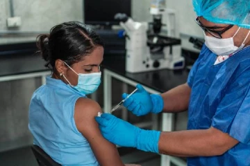 8,000 சுகாதார ஊழியர்களை ஒரேயடியாக இடைநீக்கம் செய்யும் கனேடிய மாகாணம்