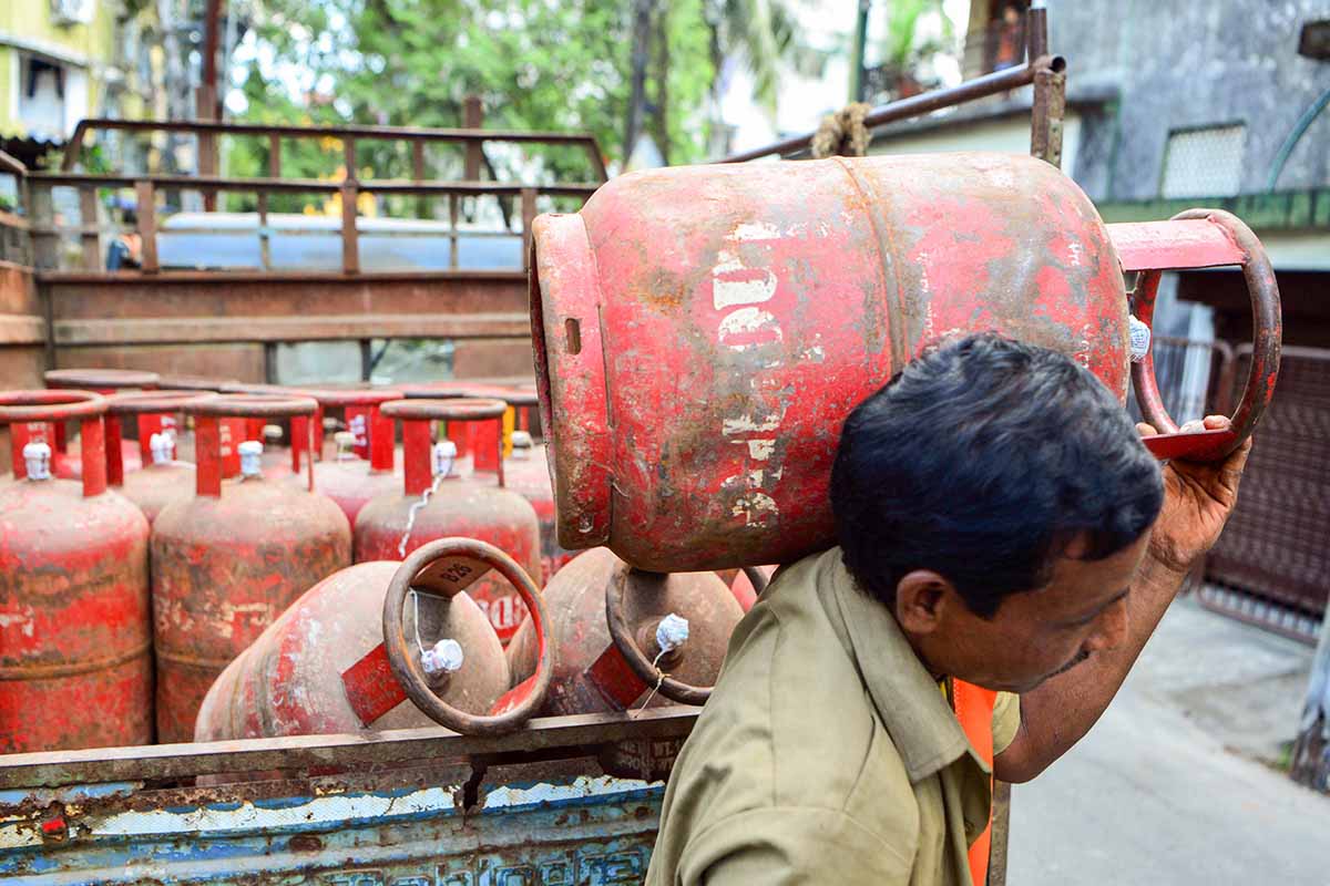 போர் எதிரொலி: தமிழகத்தில் சிலிண்டர் விலை உயர்ந்தது | Gas Cylinder Price Increased