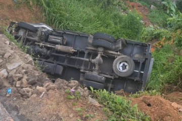 20 அடி பள்ளத்தில் வீழ்ந்து லொறி விபத்து; விடுப்பு பார்க்க சென்றவரும் படுகாயம்