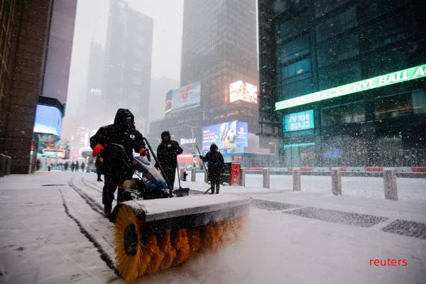உயிர் கொல்லும் குளிர்... மின்வெட்டால் 600,000 பேர் அவதி: ஆயிரக்கணக்கான விமானங்கள் ரத்து | Us Storm Leaves 600 000 Without Power