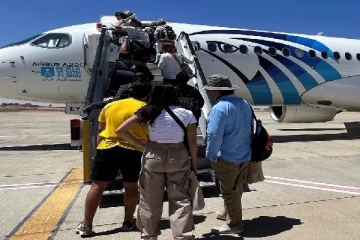 திடீரென வெடித்த விமானத்தின் சக்கரங்களால் பரபரப்பு