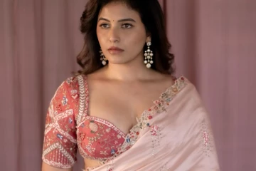 சேலையிலும் தாராள கிளாமர்.. அசத்தும் அஞ்சலியின் ஸ்டில்கள்