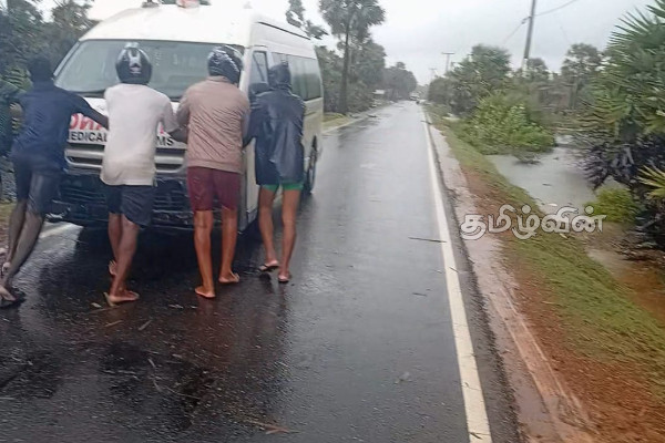 நோயாளியுடன் பழுதடைந்த ஆம்புலன்ஸ் - சிரமத்திற்குள்ளான மக்கள் | Broken Ambulance With Patient