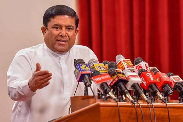 அரச அதிகாரிகள் தொடர்பில் மக்களுக்கு முக்கிய அறிவுருத்தல் | Public Urged To Treat Government Officials Fairly