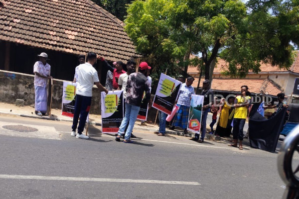 மன்னாரில் காற்றாலைக்கு ஆதரவாக போராட்டம் : பணம் கொடுத்து அழைத்து வரப்பட்ட குழு | Protest To Support Wind Farm In Mannar Complaint