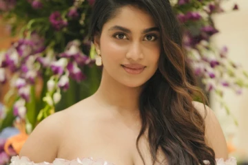 நடிகை ஷிவானி நாராயணன் கிளாமர் போட்டோஷூட்