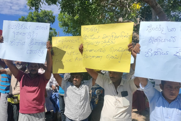 பொத்துவிலில் ஆர்ப்பாட்டம்! பேரணியாக வலம் வந்த முச்சக்கரவண்டி சாரதிகள் (படங்கள்) | Tourist Place Poththuvil Anukampa Protest