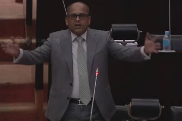 පච කියනවා කියලා මෙහෙමත් කියන්න පුළුවන්ද -මේ හැකර් සල්ලි අරන් තියෙන්නේ 14 දෙනෙක් අනුමත කරලා මරික්කාර් මැතිසබය දෙවනත් කරයි