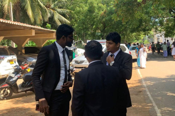 யாழில் பொலிஸாருக்கு எதிராக குதித்த சட்டத்தரணிகள்! | Lawyers Protest Against The Police In Jaffna