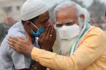 இஸ்லாமிய இளைஞனை அரவணைத்த மோடி... காதில் சொன்னது என்ன? வைரலாகும் புகைப்படத்தின் முழு விபரம்