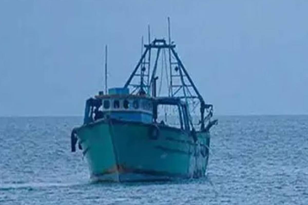 பங்களாதேஷ் கடற்பரப்பில் மீட்கப்பட்ட இலங்கை மீனவர்கள் | Sri Lankan Fishermen Rescued In Bangladesh