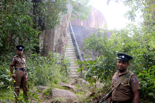விகாரை என்றால் கட்டலாம் - கோவில் என்றால் இடிப்பா..! | Vedukunari Hill Adilingeswarar Temple Idols Broken