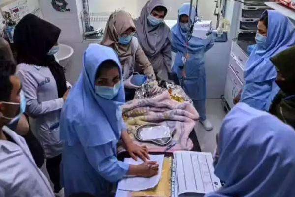 பெண்கள் ஆண் மருத்துவர்களிடம் சிகிச்சை பார்க்க கூடாது - தொடரும் கொடுமை! | Afghanistan Bans Women Seeing Male Doctors