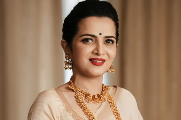 ரசிகர்களின் அந்த செயல், சங்கடத்தில் தொகுப்பாளினி டிடி.. | Dhivyadharshini Talk About Fans Gesture Is Public