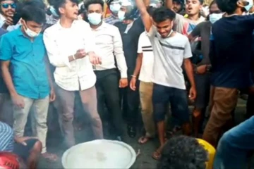 கார்ல்டன் இல்லத்தை முற்றுகையிட்ட பொதுமக்கள்! பாற்சோறு சமைத்து கொண்டாடினர்(Photos)