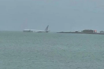 கடலுக்குள் பாய்ந்தது இராணுவ விமானம் : பின்னர் நடந்த சம்பவம்