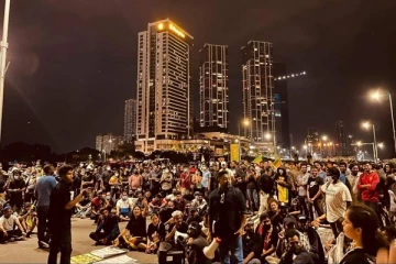 கொட்டும் மழையிலும் இரண்டாவது நாளாக ஜனாதிபதி செயலகம் முற்றுகை - தொடரும் போராட்டம்