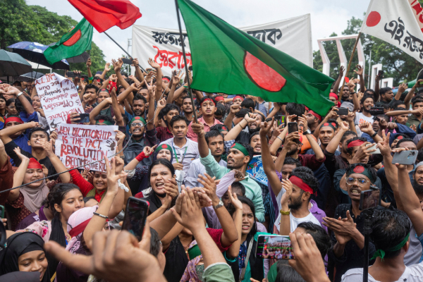 மீண்டும் பற்றி எரியும் பங்களாதேஷ்: மரணச் செய்தியால் வெடித்த வன்முறை | Protests In Bangladesh After Students Leader Death மீண்டும் பற்றி எரியும் பங்களாதேஷ்: மரணச் செய்தியால் வெடித்த வன்முறை | Protests In Bangladesh After Students Leader Death