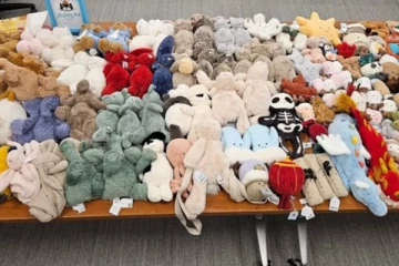 கனடாவில் பெருமளவு விளையாட்டுப் பொருட்களை திருடிய நபர்கள் மீது வழக்கு