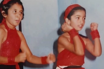 இந்த புகைப்படத்தில் இருக்கும் சிறுமி மிகவும் பிரபலமான முன்னணி நடிகை.. யார் தெரியுமா