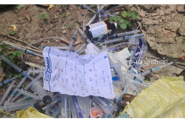 யாழில் வீதியில் கொட்டப்பட்ட மருத்துவ கழிவுகள்: எடுக்கப்பட்ட அதிரடி நடவடிக்கை | Medical Waste Dumped On The Road In Jaffna யாழில் வீதியில் கொட்டப்பட்ட மருத்துவ கழிவுகள்: எடுக்கப்பட்ட அதிரடி நடவடிக்கை | Medical Waste Dumped On The Road In Jaffna