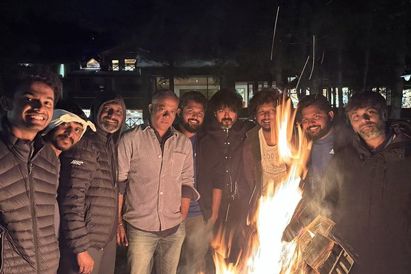 லியோ படத்தின் ஷூட்டிங் ஸ்பாட்டில் விஜய் எப்படி இருக்காரு பாருங்க..புகைப்படத்தை பகிர்ந்த லோகேஷ் | Leo Movie Crew Photoshoot In Kashmir லியோ படத்தின் ஷூட்டிங் ஸ்பாட்டில் விஜய் எப்படி இருக்காரு பாருங்க..புகைப்படத்தை பகிர்ந்த லோகேஷ் | Leo Movie Crew Photoshoot In Kashmir